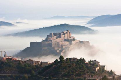 The best-known medieval fortress in Catalonia, this blends Romanesque and gothic styles and also belongs to the Parador chain. Among its best features are the Minyona tower, which dates back to the 11th century, the Romanesque church of San Vicente de Cardona, and the Dorada and Entresols rooms.