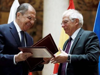 Josep Borrell (right), with his Russian counterpart, Serguéi Lavrov, at their meeting a year ago.