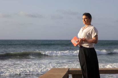 Carla Romagosa, on the seafront of Colonia de San Pere, in Mallorca, with her book 'My friend Meno and I'