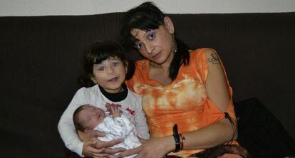 Sara González with her two children.