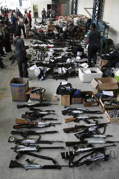 Guns and drugs seized by the police during the operation in Complexo do Alemão