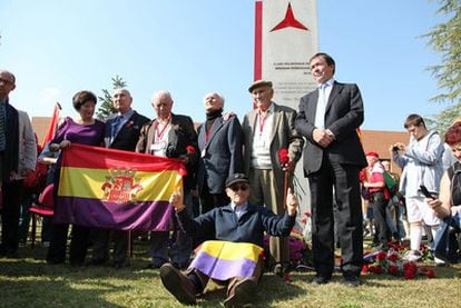 The four International Brigade members (standing) at the unveiling of the monument in Madrid.