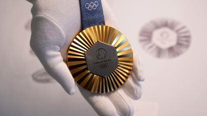 The Paris 2024 Olympic gold medal is presented to the press, in Paris, Thursday, Feb. 1, 2024.