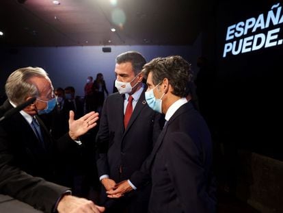Spanish PM Pedro Sánchez (c) talks to La Caixa Foundation president Isidre Fainé (l) and Telefónica president José María Pallete on Monday.
