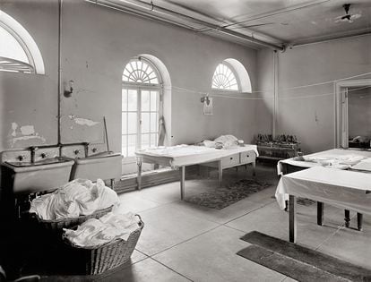 The White House laundry room. On the wall hangs a calendar for April 1909.