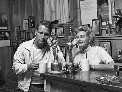 Paul Newman and Joanne Woodward with her Oscar for 'The Three Faces of Eve.'
