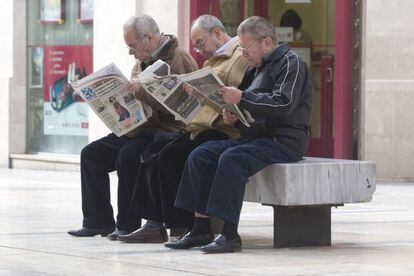 Pensioners reading newspapers in M&aacute;laga.