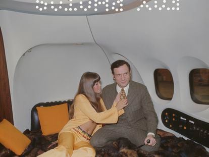 Hugh Hefner in his private jet with Barbi Benton in July 1970.