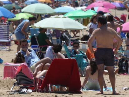 Der Strand in Chipiona (Cádiz) am ersten Wochenende, nachdem Spanien seinen Alarmzustand aufgehoben hatte.