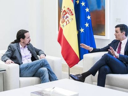Pablo Iglesias (l) and Pedro Sanchez in the Moncloa palace.