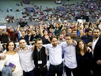 Pablo Iglesias (center in white shirt) surrounded by other Podemos leaders at the party assembly this weekend.