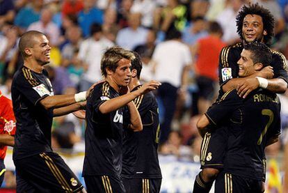 Real Madrid players celebrating a goal on sunday's match against Zaragoza.