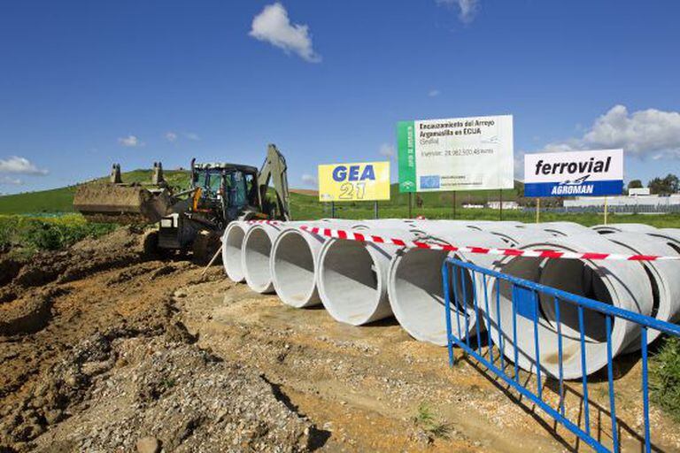 Work on a project to divert the course of the Argamasilla near Écija was halted last year.
