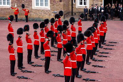 Coldstream Guards raise their military caps during the ceremony in the main courtyard at St. James's Palace. Following the proclamation, King Charles III received the country's leading political and religious figures at Buckingham Palace. First, he met with the Archbishop of Canterbury. Then, the Prime Minister, Liz Truss, and other Government officials had an audience with the king, followed by the opposition party leaders, Keir Starmer (Labor Party) and Ed Davey (Liberal Party). The meetings concluded with the Dean of Westminster.