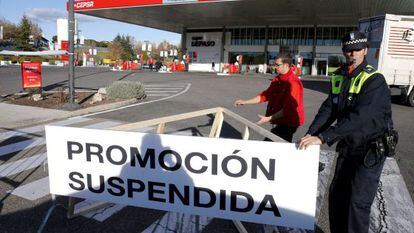 &quot;Offer suspended,&quot; reads this sign, as police close of the gas station offering free fuel.
