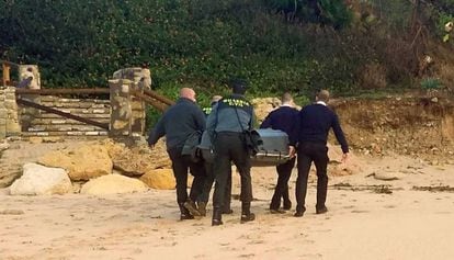 Police officers transporting one of the bodies found in Cádiz.