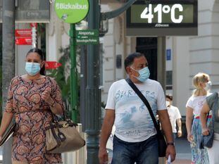 A street thermometer records the temperature in Bilbao during a heatwave in July 2020.