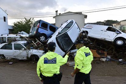 Local police inspect areas of damage in Llorenç des Cardassar (Mallorca). 