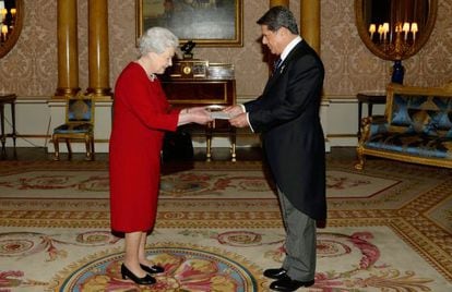 Federico Trillo presents his credentials to Queen Elizabeth as Spain&#039;s new ambassador to Britain.
