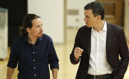 Pablo Iglesias (left) and Pedro Sánchez moments before their face-to-face meeting on Wednesday.