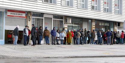 People lining up outside an employment office.