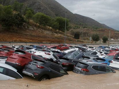 Dozens of vehicles flooded in Alicante, this Thursday.