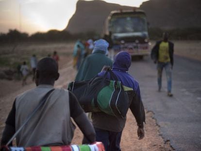Young Africans trying to make their way to Europe head back on board a bus bound for Gao in Mali after a stop. 