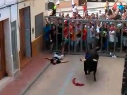 Footage provided by 'Las Provincias' newspaper of the moment when a man was gored in Museros, Valencia. Warning: you may find the images disturbing.