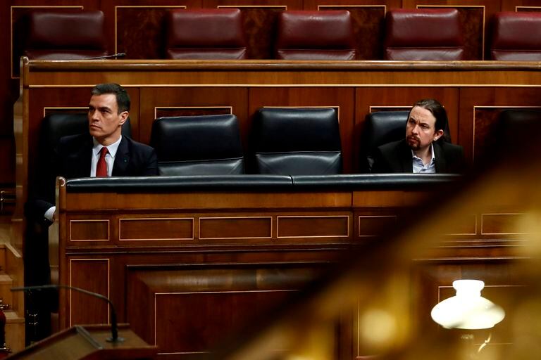 Spanish PM Pedro Sánchez (l) and Deputy Prime Minister Pablo Iglesias in Congress.