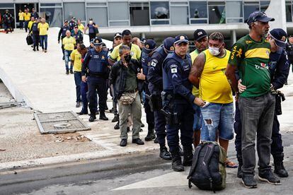 Fuerzas de seguridad detienen a los partidarios del expresidente de Brasil, Jair Bolsonaro, luego de que invadieran el Palacio de Planalto, en Brasilia