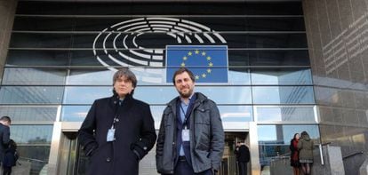 Carles Puigdemont and Toni Comín after collecting their credentials as MEPs.