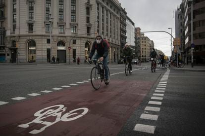 A bike lane on Aragón street in Barcelona.
