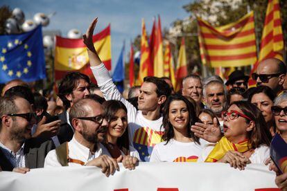 The leaders of the conservative Popular Party and center-right group Ciudadanos also called for unity, but were critical of how Pedro Sánchez’s government has handled the situation. In the picture, the leader of Ciudadanos, Albert Rivera (c), greets those attending the march along with party colleague Inés Arrimadas (right).