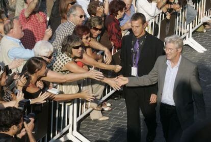 Richard Gere greets fans in San Sebasti&aacute;n at the 2007 festival.
