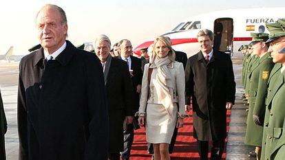 Spain's ex-king Juan Carlos during a private visit to Germany in 2006. Corinna Larsen is walking behind him.