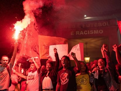 A group of demonstrators protest outside the Spanish Consulate in São Paulo (Brazil) over insults towards Vinicius.