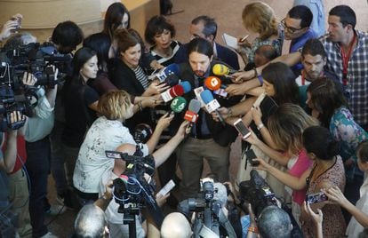 Podemos leader Pablo Iglesias surrounded by the press.