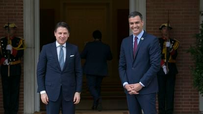 Italy's PM Giuseppe Conte (l) with Spain's Pedro Sánchez at La Moncloa, the seat of Spanish government, on Wednesday.