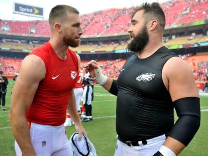 Kansas City Chiefs tight end Travis Kelce, left, talks to his brother, Philadelphia Eagles center Jason Kelce, after they exchanged jerseys following an NFL football game in Kansas City, Mo., Sept. 17, 2017.