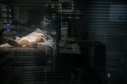 A health worker treats a patient in the intensive care unit of Nuestra Señora de La Candelaria hospital in Tenerife.
