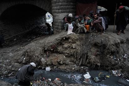 Las enfermedades, las infecciones, los malos olores, las aguas fecales y la basura importan poco a los drogadictos que consumer y viven debajo del puente de Pul-e-Sukhta de Kabul. 
