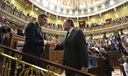 Pedro Sánchez shakes Mariano Rajoy's hand after the no-confidence motion is passed.