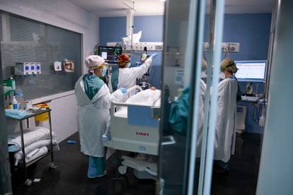 Health workers attend a Covid-19 patient in an intensive care unit in Del Mar Hospital in Barcelona.
