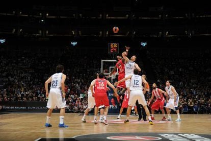 Olympiacos and Real Madrid players vie for the ball in Sunday&#039;s Euroleague final in London. 