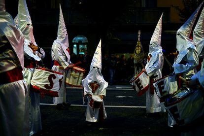 Nazarenos (Nazarenes, or members of the religious brotherhood) participate in the ‘Nazareno de Bilbao’ (Nazarene of Bilbao) procession, on March 26.