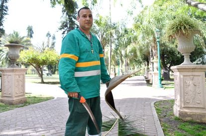 Enrique Máiquez during his shift as a municipal gardener.