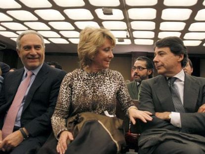 Esperanza Aguirre and her right-hand man, Ignacio Gonz&aacute;lez, during a ceremony in M&oacute;stoles last January.