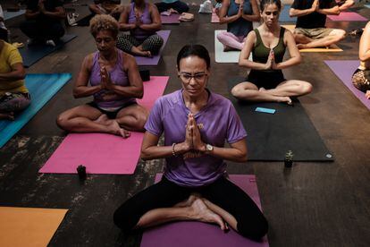 Yoga practice carried out in the shed of the Centro de Artes da Maré located in the Maré complex, in the city of Rio de Janeiro