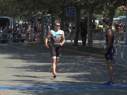 Diego Méntrida awaits his rival at the finish line of the Santander triathlon. Video: The full gesture as it played out (Spanish captions).