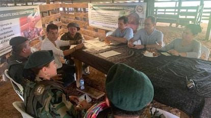 Alto Comisionado para la Paz, Danilo Rueda, se ha reunido con cuatro miembros del Estado Mayor Central de las FARC-EP, un grupo de las disidencias de la antigua guerrilla.